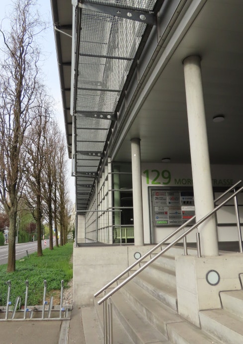 Eingang zum Technopark – Sitz von Swisscare Switzerland AG, Vertrieb von QuickCover.ch, Morgenstrasse 129, 3018 Bern Gebäudeeingang mit grüner Nummer 129 und zwei Säulen, Sitz von Swisscare Switzerland AG, Vertrieb von QuickCover.ch, Morgenstrasse 129, 3018 Bern